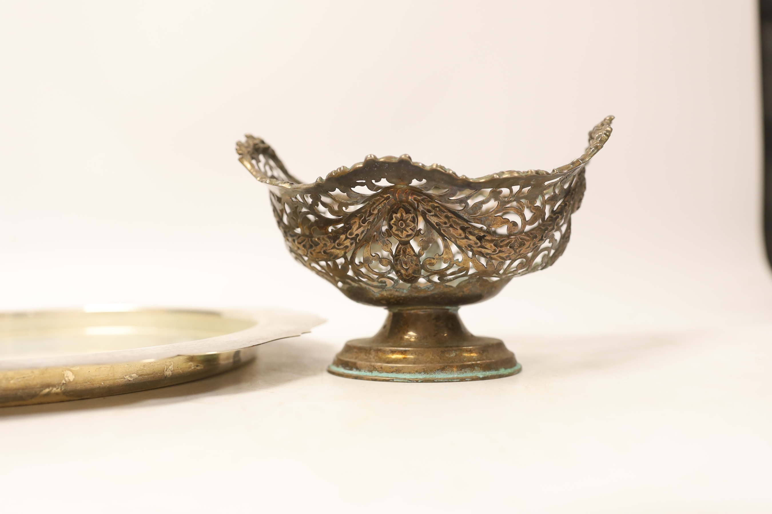 A George V silver circular stand, lacking glass insert?, George Howson, Sheffield, 1927, 26.4cm, together with a George V pierced silver sugar bowl, lacking liner, 21.1oz.